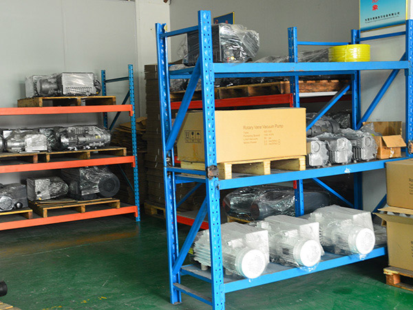 仓库真空泵放置架一角